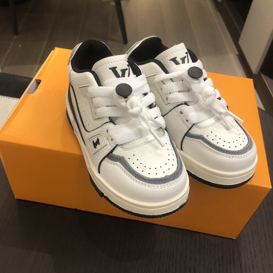 Children's shoes child